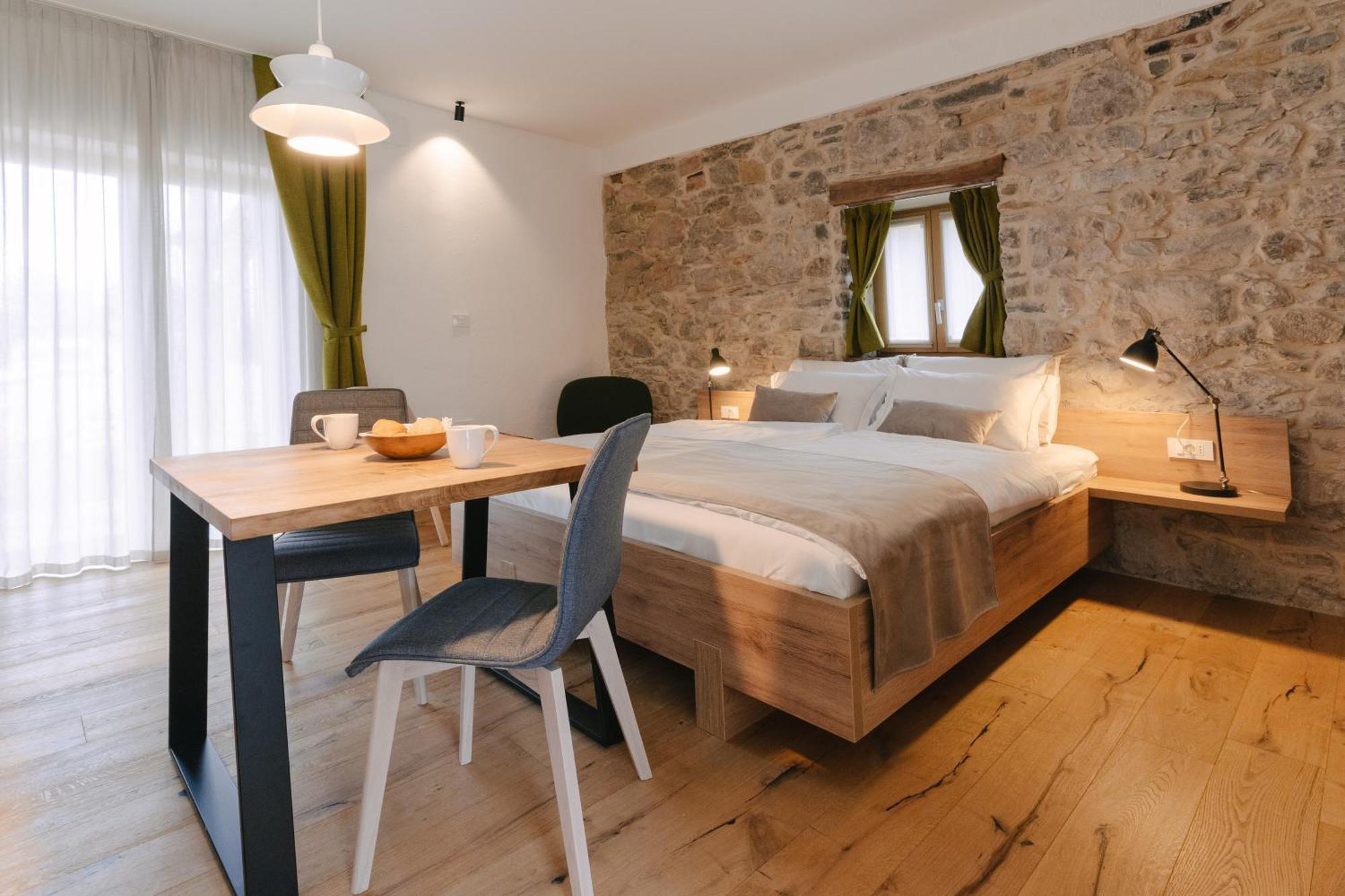 Pira Hotel ポストイナ エクステリア 写真