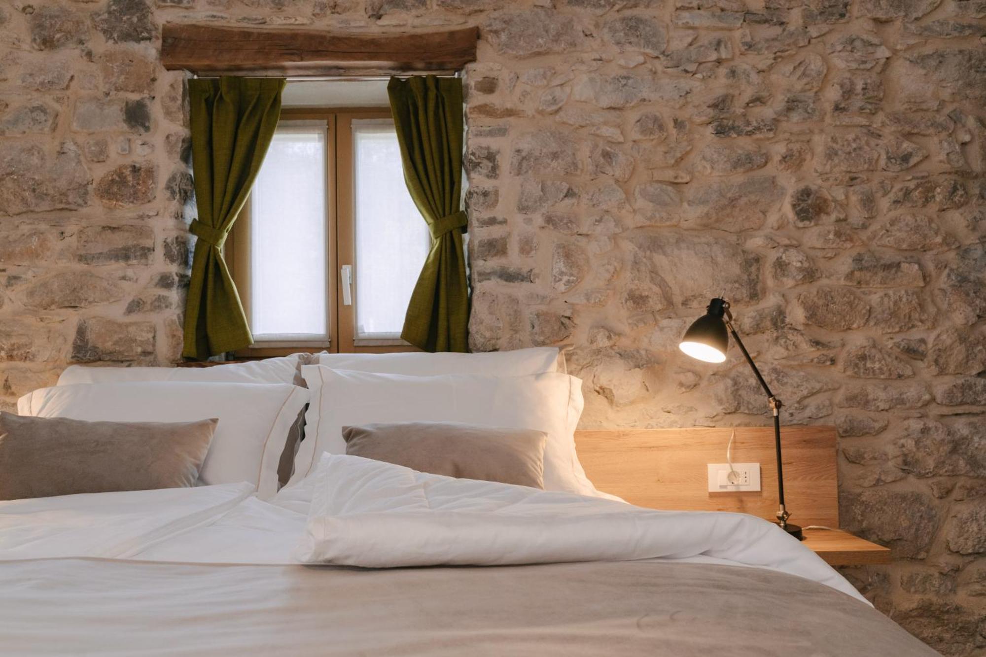 Pira Hotel ポストイナ エクステリア 写真