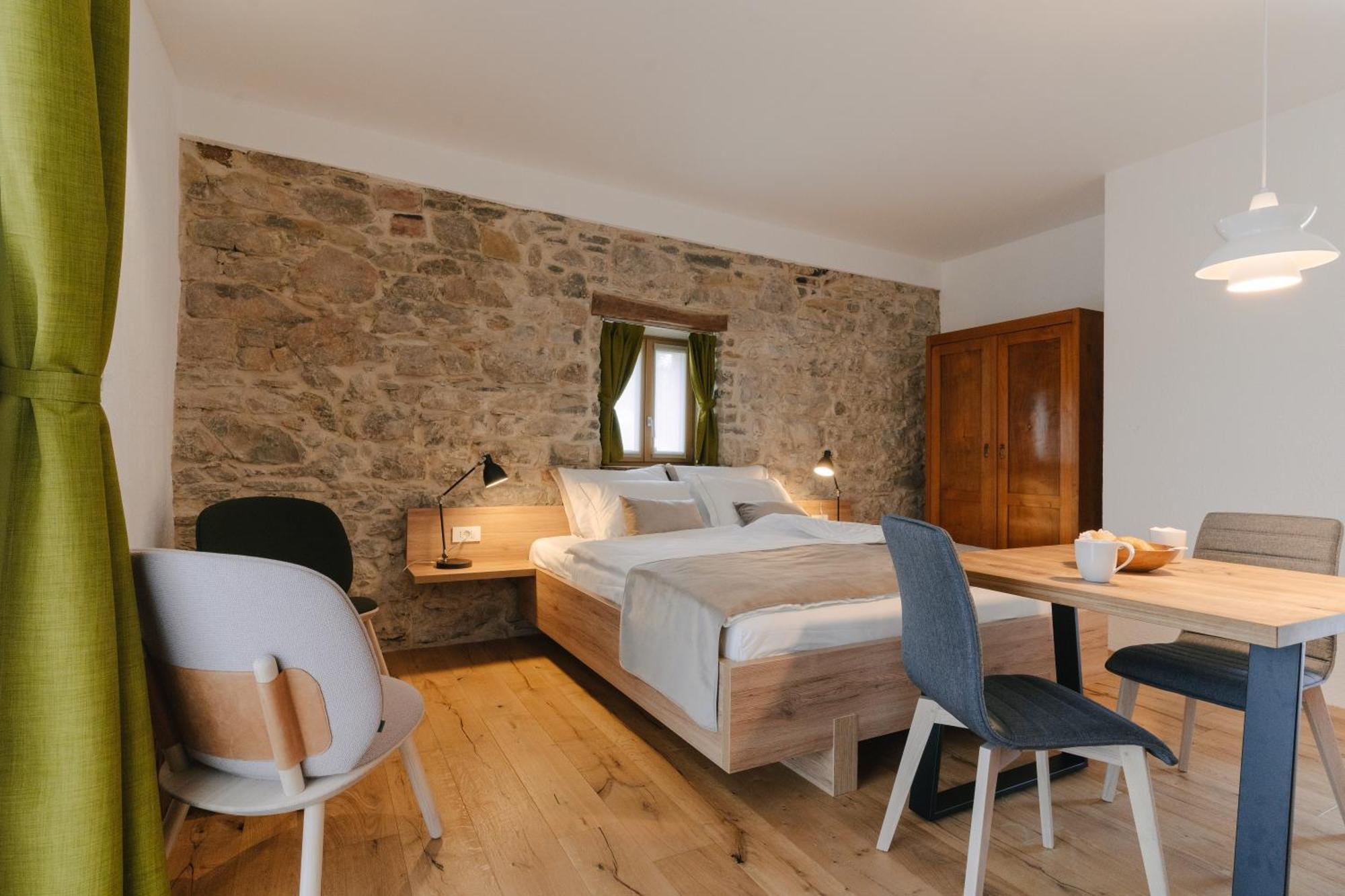 Pira Hotel ポストイナ エクステリア 写真